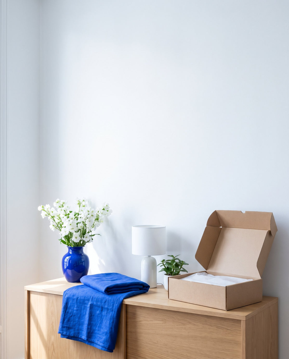 Intérieur lumineux blanc et bleu